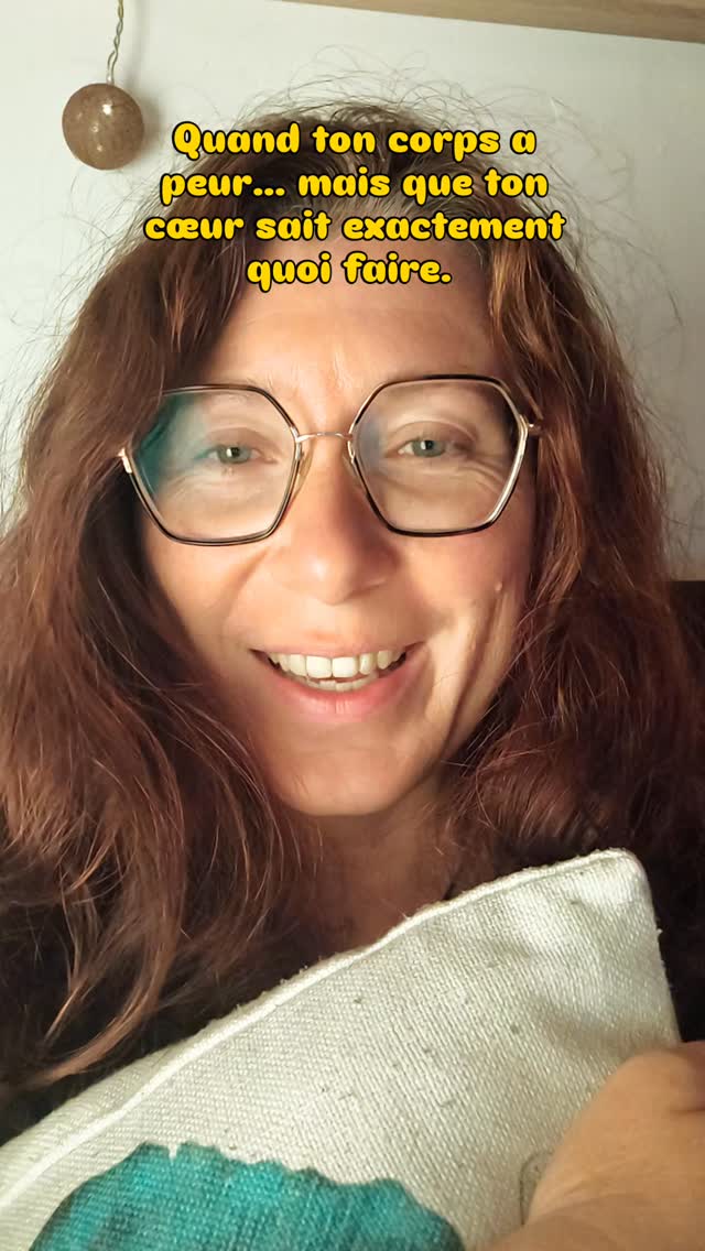 💫 Aujourd’hui, en atelier de coaching somatique, on a fait une pratique toute simple :
serrer un coussin très fort contre soi, en se connectant à son cœur.
Un geste doux, mais puissant.
Ça m’a permis d’accueillir une peur liée à des sensations que je connais depuis 2018…
et de réaliser que cette peur, aujourd’hui, avait juste besoin d’être entendue.
Rassurée.
Aimée.
Ce geste-là, il régule, il apaise, il ramène dans “ici et maintenant”.
C’est une vraie étreinte qu’on s’offre quand personne d’autre ne peut le faire.
Si tu l’essaies, dis-moi ce que ça fait émerger en toi.
Je suis curieuse de te lire. 💛
Parce qu’apprendre à se soutenir soi-même, c’est déjà se réparer.
#RégulationDuSystèmeNerveux #CoachingSomatique #DouceurPourSoi #AutoÉtreinte #Présence