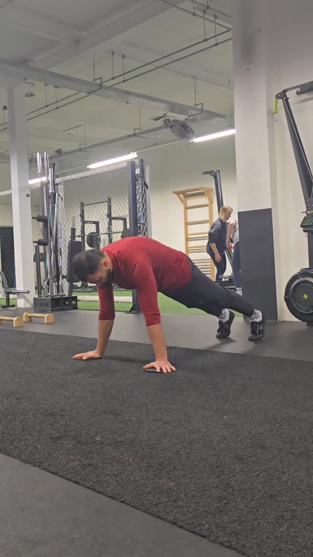 Haters will say it's hard
But it actually is...
You all know I am all about that core, so this is nothing new. But gotta say this one is way harder than it looks 😉
Tag someone that has a strong core and watch them wtf 😅
#corestrengthening #calisthenicsmotivation #fitnesshacks
#absonfleek