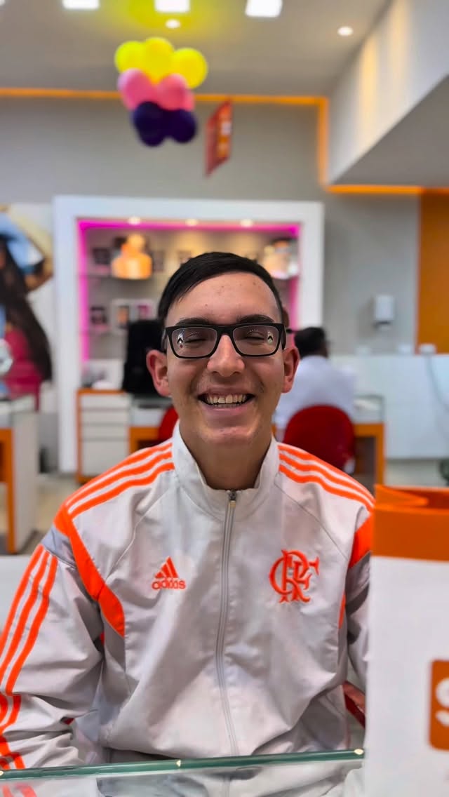 “Eu uso um grau bem forte, são 19 graus, e não é qualquer ótica que consegue chegar nesse nível.”
Grau alto não é um desafio pra gente, é a nossa especialidade.
E o resultado? Você vê no sorriso do Giovanni. 💙
#GrauAlto #EspecialistasBacana #VisãoComTecnologia #ÓticaBacana #DepoimentoCliente #QualidadeDeVida