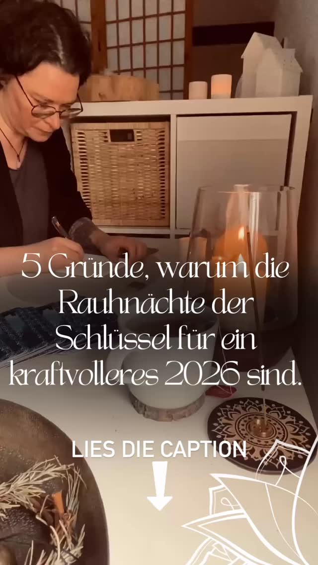 1️⃣ Klarer Fokus statt chaotischer Vorsätze
Die Rauhnächte schaffen Raum für echte Intentionen.
2️⃣ Du lässt los, was nicht mit nach 2026 soll
Emotionaler Detox, bevor das neue Jahr beginnt.
3️⃣ Reset für dein Nervensystem
Stille, Rückzug & kleine Rituale → mehr innere Ruhe.
4️⃣ Tägliche Impulse, die wirklich etwas verändern
Kein Overload, sondern Klarheit und Zeit für Dich!
5️⃣ Du startest kraftvoller ins neue Jahr
Neues Mindset = neue Möglichkeiten.
✨ Wenn du dieses Jahr bewusst zelebrieren willst →
Ich begleite dich durch die Rauhnächte 2025/26.
🌙 Early Bird bis 15.11.
👉 Infos im Link in Bio.
#rauhnächte #rauhnächtebegleitung #jahreswechsel #achtsamkeit #2026 #rituale #selbstfürsorge