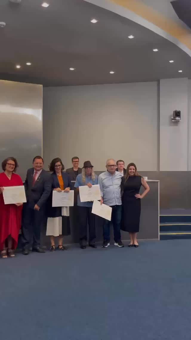 Uma homenagem para ficar na memória! 🧡
Na Câmara Municipal de Fortaleza, professores, alunos e ex-alunos se reuniram para celebrar os 60 anos do curso de Jornalismo da UFC.
Durante a solenidade, foram compartilhadas histórias que atravessam gerações, lembrando momentos importantes da trajetória do curso e o impacto que ele teve na vida de quem passou por ele. Relatos de ex-alunos, como Matheus Macêdo, e de professores, como Ronaldo Salgado e Kamila Fernandes reforçam a importância do aprendizado e das vivências que marcaram cada etapa da formação. A técnica administrativa Camila Cavalcante também esteve presente, lembrando o cuidado e o carinho que acompanham a vida do curso ao longo dos anos.
Uma celebração que uniu passado, presente e futuro, registrando memórias que ficarão para sempre na história do Jornalismo da UFC.
Essa foi uma comemoração do Ciclo dos 60 anos do Curso de Jornalismo da UFC, mas que não acaba por aqui. Viva essa grande experiência! ✨
📷 Gravações e legenda: @elane.barbosa (4º semestre) e @artemiszmaia (2º semestre)
🎤 Entrevistas: @giovanalameu (2º semestre)
🎨 Design e edição: @artemiszmaia (2º semestre)