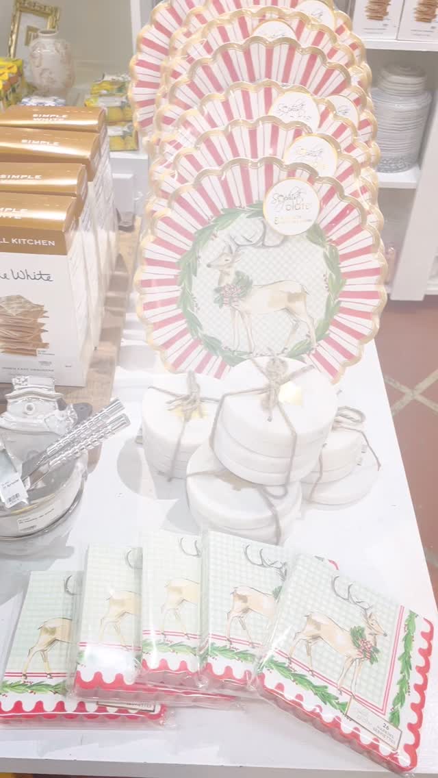 Whether you’re hosting the big event, or keeping it calm and cozy this year, we’ve got the perfect pieces to elevate your entertaining style! Shop gourmet spreads, serving pieces, and more @thefoyerbr #christmas #host #hostess #decor #gifts