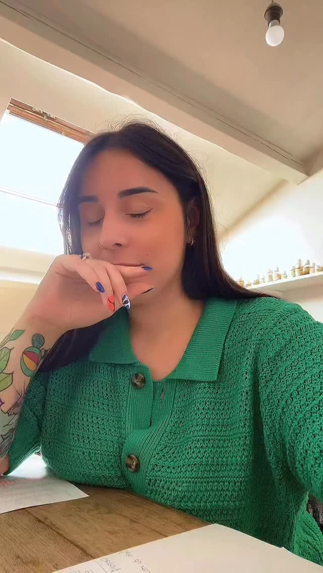 — PARTIE 1 : LE CALL with @kinderfr
Après m’avoir envoyé un gentil petit message sur insta, pour m’informer qu’ils étaient hyper motivés à créer une bougie ensemble, nous avons eu un call TEAMS en juin. ☀️
Faut voir comme j’avais PEUUUUR ce jour là, car tout devenais réel. ✨
Je vous posterai demain la suite, la première commande de parfum, mais aussi les problèmes liés à ça, les doutes etc. 💀
Car forcément, tout ne roule pas toujours !
Je pense que ce petit traçage vidéo se fera sur 2/3 parties pas plus 👀
Merci encore pour tous vos messages de félicitations et rendez vous mardi prochain pour le concours et demain pour la suite de l’histoire ! 📚
#collab #storytime #collaboration #chocolat #kinder #kinderbueno #bueno #excited #sohappy #soproud #artisanat #artisanatfrancais #faitavecamour #avecpassion #toutestpossible #manifestation #lorraine #metz #talange #bougies #bougiesparfumées #bougiessoja