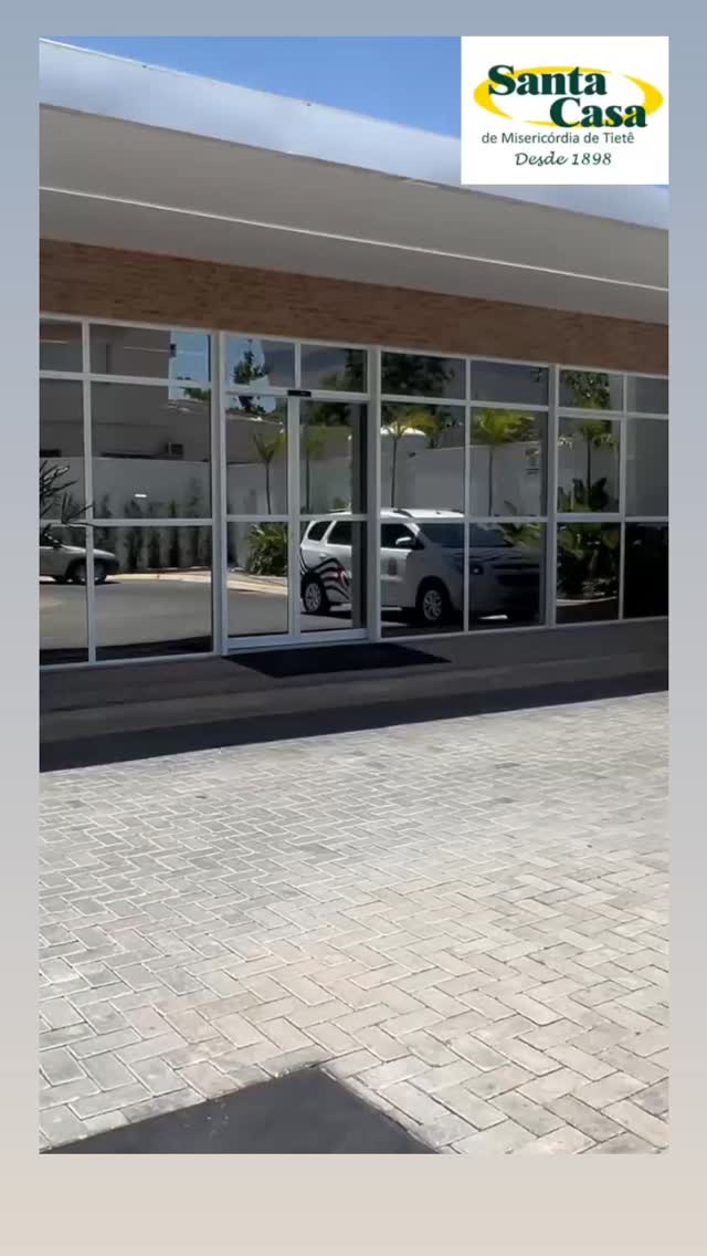 Há histórias que nos orgulham. E há momentos que nos fazem sentir que estamos escrevendo o futuro.
A Santa Casa de Tietê vive um desses momentos.
Logo na entrada, um novo ritmo de cuidado se apresenta.
O Painel de Senhas Digital traz organização, transparência e respeito ao tempo de cada paciente
Nos bastidores do atendimento, a tecnologia também se faz presente.
O Dispensário Eletrônico de Medicamentos garante segurança, agilidade e precisão em cada dose dispensada. É a união perfeita entre inovação e cuidado, garantindo rastreabilidade e confiança em cada gesto.
E acima de tudo, brilha a força da natureza.
As Placas solares transformam a luz do sol em energia limpa, sustentável e renovável.
Cada conquista é fruto de parcerias, dedicação e fé — valores que sustentam nossa trajetória centenária.
✨ Santa Casa de Tietê — Tradição que se renova, cumprindo com a nossa visão… tornar um hospital de alta complexidade.