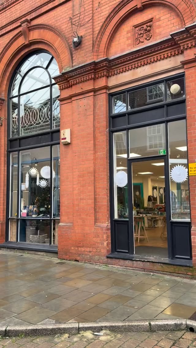 … and we’re open 🎉
It’s a shame about the weather today, but our doors are open so pop in and say hi 👋
——————
#newarkontrent #shopsmalluk #welovenewark #colourfulstyle #handmadejewellery #shopnotts #shopnewark #supportlocalbusiness #shoplocalnewark #newark #giftideas #christmasgiftideas #popupshop #popupstore #popup #giftshop #shopindependant