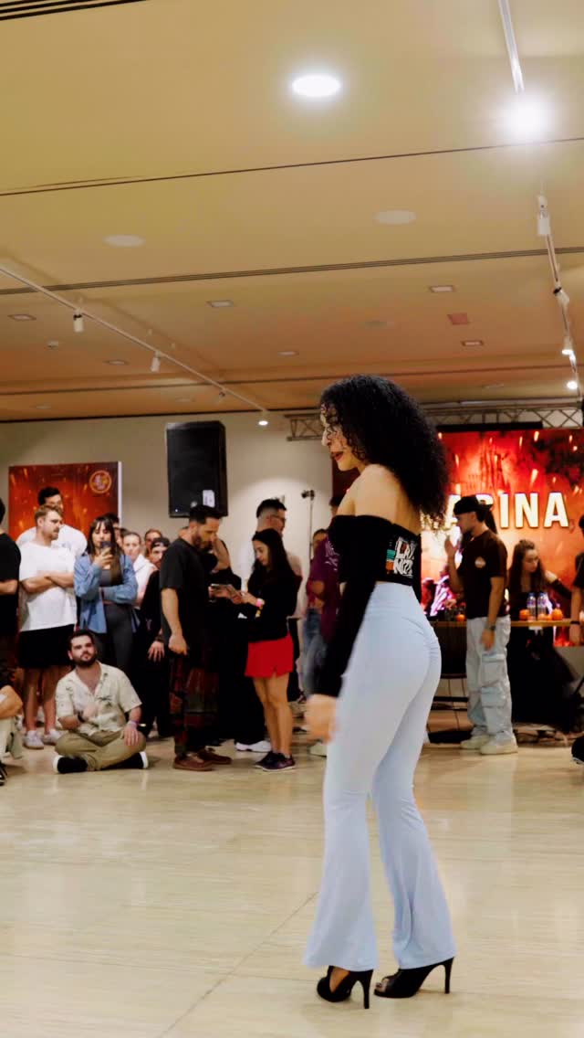Our queen of Dominican footwork @o.karinaleticia at @latinnotion.spain 🇪🇸🔥
Thank you @latin.notion team for having us ♥️
Always spreading the love for Bachata! 🤍
🎥 @phothomasofficial
🎶 Se Te Nota - Joe Veras
📍 @latinnotion.spain 🇪🇸