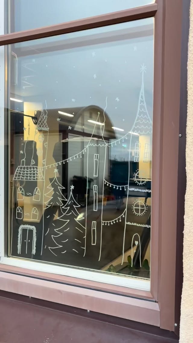 Julen närmar sig🎄
Kolla in @rapp.johanna’s otroliga ritningar på våra fönster!