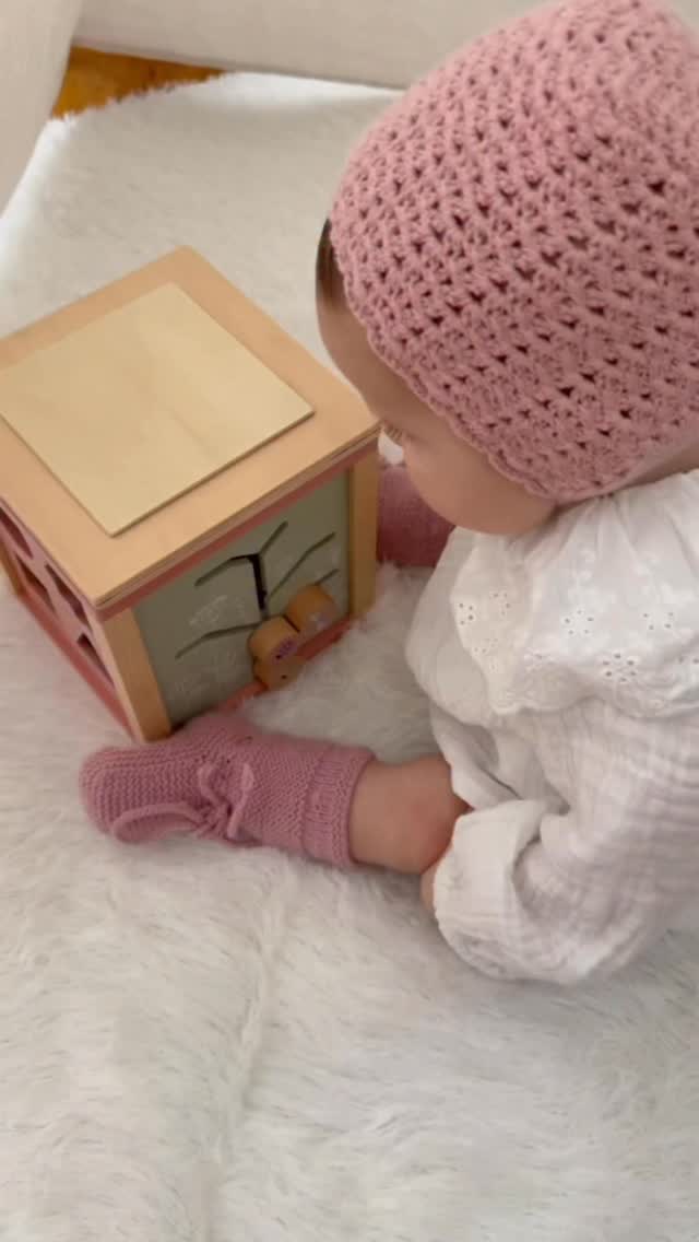 ✨ 2 ideas de regalo para bebé 🎁
1️⃣ La Tipi Navideña con Ventana.
Incluye la tipi, una alfombra suave y un colgador a de ☁️.
El regalo perfecto para crear un rincón bonito y acogedor donde jugar y soñar. ⛺❤️
2️⃣ Cubo Montessori
Disponible en rosa y azul.
Un cubo lleno de texturas, colores y actividades que estimulan sus sentidos y acompañan su desarrollo 🎨
Descubre más en 👉 buddybabyworld.com
✨ 2 Christmas gift ideas for babies🎁
1️⃣ Tipi with accessories
Includes the tipi, a soft mat and a colourful hanger.
A beautiful, cosy little corner for your baby to play, read and dream. ⛺💛
2️⃣ Montessori Activity Cube
Available in pink and blue.
A cube full of colours, textures and activities that stimulate their senses and support early learning. 🎨✨
Discover more at 👉 buddybabyworld.com
#RegalosBebé #IdeasParaNavidad #TipiBebé #CuboMontessori #BuddyBabyWorld #JuguetesBebé #RegalosOriginales #suprimeranavidad