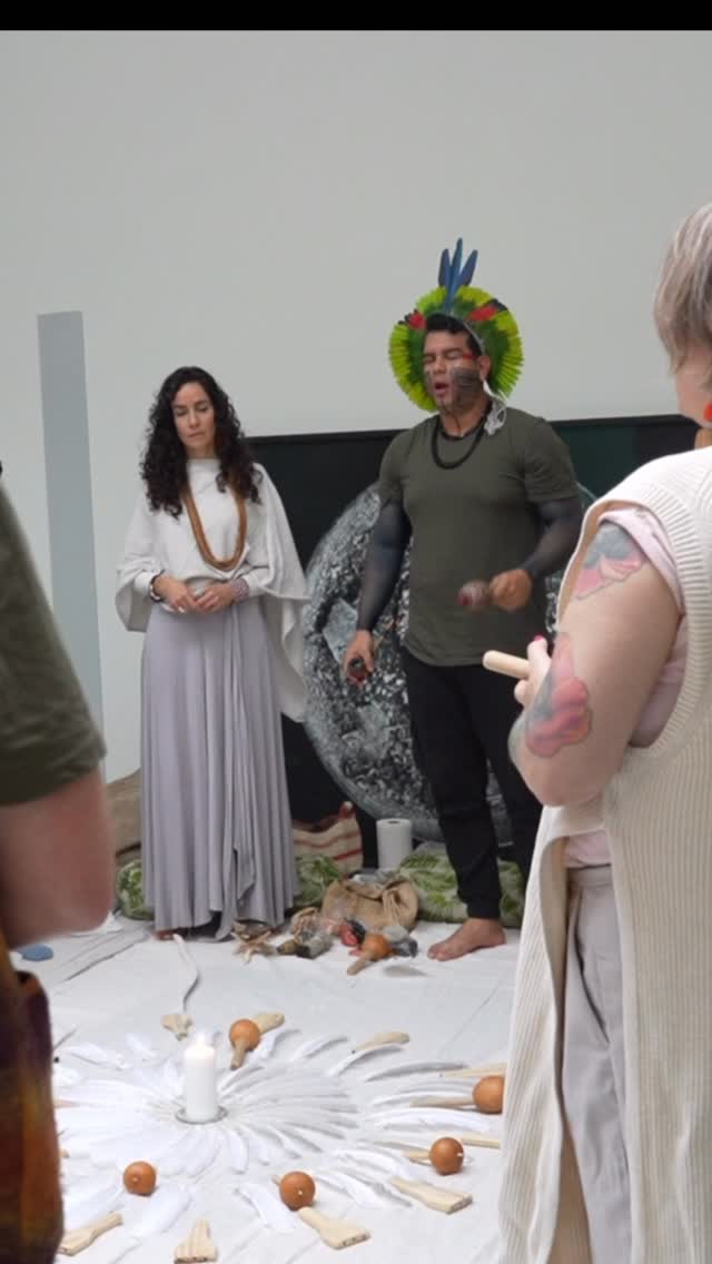My heart is full after this historic weekend with Witxo @artesanato.fulnio from the Fulni-ô people of Brazil – the first time Fulni-ô traditions have been shared in the UK. 🪶
Over two days we:
🪶 Crafted sacred rattles and smudge fans, each one made by hand with prayer and intention
🪶 Received body painting with jenipapo, carrying sacred geometry chosen in the moment for each person
🪶 Sat together in Pajelança and Jurema ceremony, singing, praying, and listening deeply
🪶 Shared stories, singing, laughter, and a powerful sense of community and reciprocity
Thank you to everyone who showed up with such respect, openness, and love—for Witxo, for the Fulni-ô people, and for this work. Your presence made these spaces truly special.
Your support also has a very real impact in Witxo’s village: helping to buy gas cylinders for cooking, food, and—most importantly—water. Their community only receives water through the pipes when it rains in the winter, as the closest river has been diverted to nearby cities. For the rest of the year, they must pay for trucks to deliver water. Every workshop, every craft purchased, every act of support helps meet these basic needs.
To everyone who joined, crafted, prayed, sang, and held space: thank you.
To Witxo and the Fulni-ô family: thank you for trusting us with your traditions.
To @giadamedori , for bringing Witxo to Europe: my deepest gratitude.
🪶 May the blessings, protection, and teachings from the Fulni-o native traditions continue to unfold in our lives.