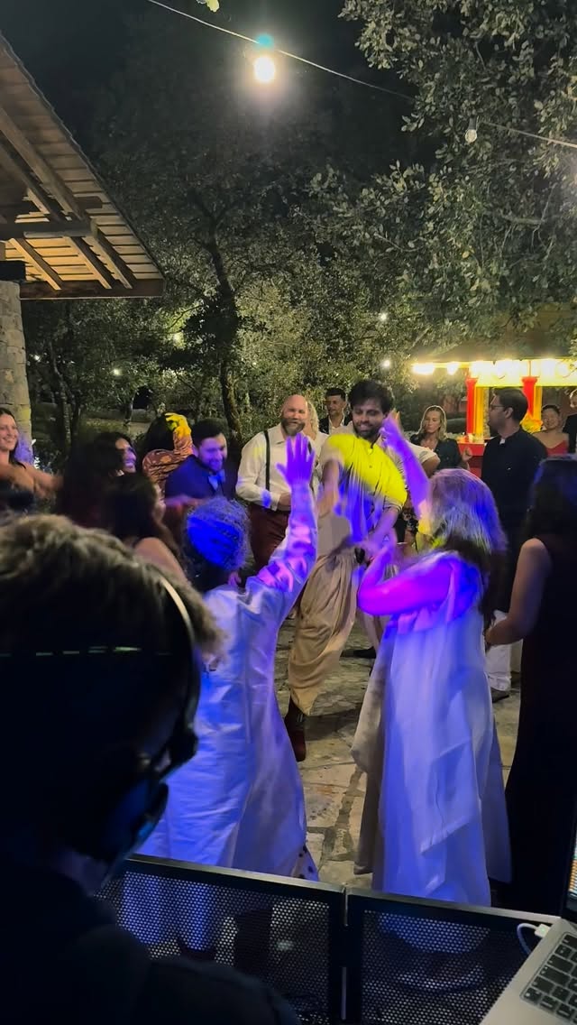 What a great venue to receive an amazing party!! 🎉 A&R it was a pleasure to be party of a beautiful party 🪩🎧💥#destinationwedding #destinationweddingdj #diogoferreiradj #weddingdj #eventdj #dancefloor #weddingvenue #weddingsinportugal #weddingdjs #luzhouses #weddingsinportugal #amazingvenue #outdoorvenue #party #housemusiclovers #housemusicdj #pioneerdj