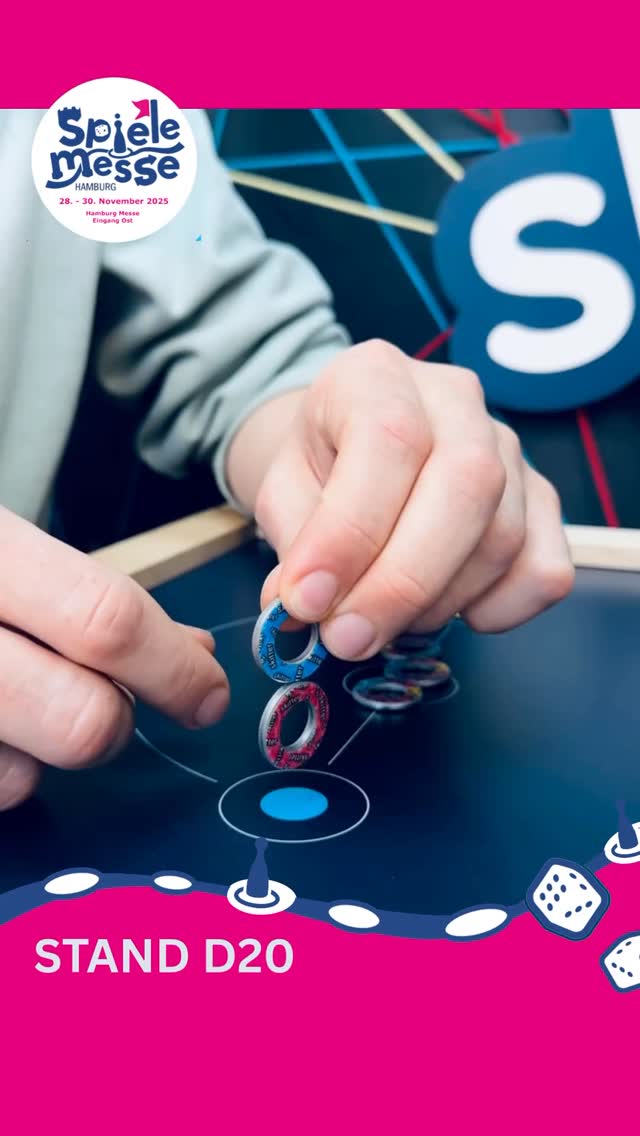🌟 **Entdecken Sie SKITTER auf der Spielemesse Hamburg – Stand D20!** 🎉
Wir freuen uns, SKITTER als neuen Aussteller auf unserer Messe willkommen zu heißen! SKITTER ist eine aufregende Mischung aus Carrom, Crokinole und Airhockey – ein magnetisches Geschicklichkeitsspiel, das strategische Planung, präzise Bewegungen und schnelle Reaktionen erfordert.
Dieses Spiel ist ideal für Spieleabende und Partys und bietet eine Vielzahl von Varianten, die von leicht bis anspruchsvoll reichen. Egal ob Familie, Freunde oder erfahrene Spieler – SKITTER garantiert langanhaltenden Spielspaß für alle Altersgruppen und Spieltypen.
Kommen Sie vorbei und erleben Sie die Faszination von SKITTER selbst! Bereiten Sie sich auf spannende Duelle und neue Herausforderungen am Spieltisch vor! 🎲✨ #SKITTER #SpielemesseHamburg #Geschicklichkeitsspiel #Spieleabend