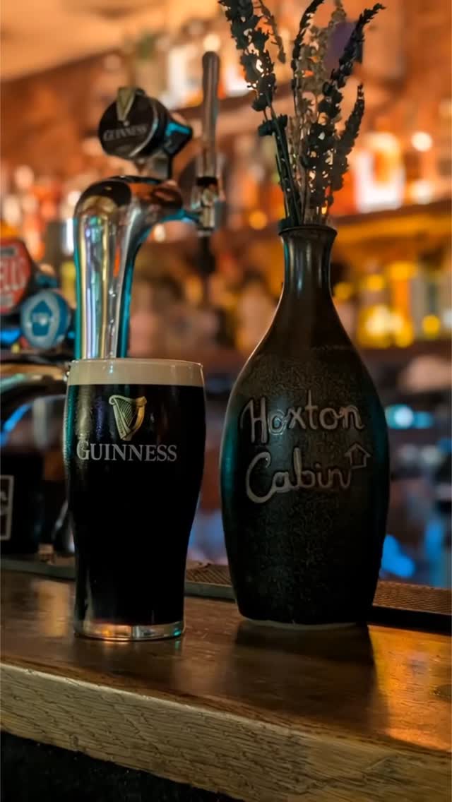 Warm & classy โค๏ธ
Find your way to Hoxton Cabin , where live performances, comedy with @comedycabinhoxton , expertly mixed cocktails by @veryziz @margherita_salati , craft beer, classics like Guinness, and complimentary popcorn are waiting.
.
Good vibes guaranteed โจ
.
Media
Cocktail @akinsuvari
DJ, Bar Scene @karolrzeszut
Animation @janjino
.
Art
Ceramic Vase @lisa_maier_ceramics
.
hoxtoncabin #comedycabinhoxton #comedylondon #eventslondon #eastlondon #Hoxton #Shoreditch #eastlondonvenue #livemusiclondon #ukstandup #eventsvenuelondon #pridelondon #opendecks #craftbeer #coctail