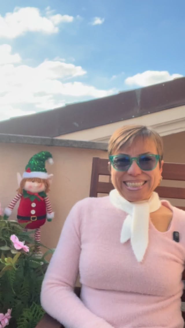 Lo yoga ti cambia davvero… inizi dal respiro, e piano piano cambia anche il tuo stato d’animo.
Correggi le posture, ti ascolti di più, ti muovi con più presenza. 🌿
Ma il meteo? Eh no, quello non è ancora nel programma di yoga!
E va benissimo così.
Perché la serenità che coltivi dentro non svanisce con due nuvole. ☁️💛
✨ Nel link in bio trovi i miei percorsi di yoga per ritrovare calma, consapevolezza e un respiro più leggero.
#yogaitalia #respiroconsapevole #mindfulnessitalia #benessereolistico #yogabenessere #pausaconsapevole #vivereinpresenza