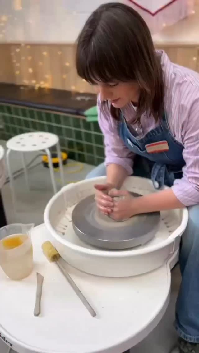 ✨New Year, new skill?✨
✨Our annual free taster session is coming up! Join us in our studio and try your hand at throwing and handbuilding✨
✨keep your peepers peeled for more info, tickets available soon✨
#newyear #pottery #tasterday #bristol #trysomethingnew #freeevent