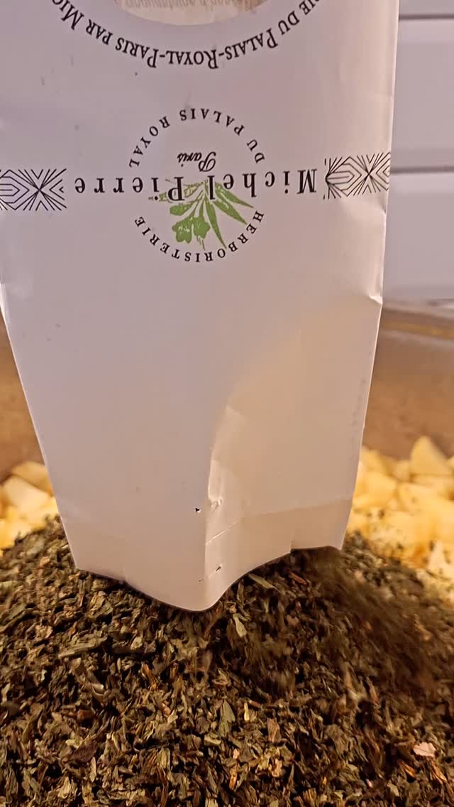 Jour de production à l'atelier-boutique
Une classique de cette saison
.
La Pomme & Ail des Ours 🌱
.
@herboristerie_du_palais_royal
.
.
.
.
#benedettoconfituresatypiques #confitures #confituresatypiques #confitureartisanale #jam #jaminparis #herboristerie #Pomme #hiver #food #instafood #instagood #foodblogger #foodlover #vegan #veganfood #foodie #epiceriefine #epicerie