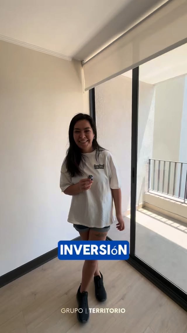 Hoy acompañamos a Alison en la entrega de su departamento de inversión en La Florida, a solo una cuadra del metro, una ubicación estratégica para invertir con proyección y alta demanda de arriendo.
Alison ya se encontraba comprando una casa, por lo que la asesoramos en la estructuración de un multicrédito y en la gestión de su crédito hipotecario, permitiéndole concretar esta inversión sin afectar su planificación financiera.
En Grupo Territorio entregamos una asesoría integral: evaluación financiera, búsqueda de oportunidades y acompañamiento completo hasta la entrega del departamento.
#InversionInmobiliaria #CreditoHipotecario #LaFlorida