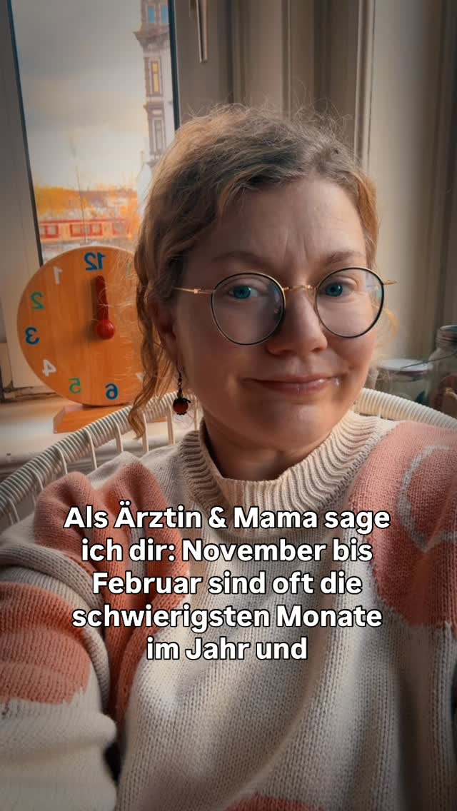 Es ist ok, nicht ok zu sein.
Es ist wichtig, dass zu sagen.
Die Worte zuzulassen.
Manchmal hilft es schon, das auszusprechen.
Das Bedürfnis nach Pause zu kommunizieren für sich selbst und das Umfeld. Um Raum zu schaffen.
Und manchmal darf der nächste Schritt auch sein sich professionelle Hilfe dazu holen. Ich mache das auch.
#mentalegesundheitstärken #mentalegesundheitstärken
Ich habe diese Woche schon ein paar mal gedacht und mich dann endlich wieder daran erinnert, dass ich meinem Umfeld kommunizieren muss:
Ich kann nicht mehr. ✋
Ich kann damit meine Careaufgaben nicht wegzaubern oder die Workload der Selbstständigkeit schmälern. Aber ich kann mich mitteilen, selbst besser reflektieren, was sein muss und was vielleicht nicht und mein Umfeld kann auf mich eingehen.
Dieses Wochenende habe ich das große Glück mit Freundinnen ein Wochenende Energie tanken zu dürfen. Ohne Kinder. Ich bin so dankbar, dass ich mir das erlauben kann und weiß auch, ich sehne mich genau nach solchen Inseln im Herbst/Winter. Sie kommen nicht von allein. Ich muss sie mir aktiv frei räumen und erlauben. Und es muss auch kein Wochenendausflug sein (first time). Manchmal reicht auch 1 Stunde Ruhe, Badewanne, Lesen oder eben, dass was einem jetzt guttut.
#frauenärztin #frauengesundheit #mutterschaft #resilienz #stressbewältigung #entspannung #arztin #achtsamimalltag #elternschaft #ärztin