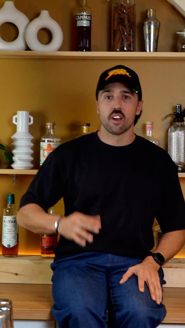 Rhum brun, rhum épicé… tu fais la différence ou tu choisis juste la plus belle bouteille? 🥃
Je t’explique en deux minutes ce qui change vraiment entre les deux !
#taptapcocktail #mixologie #cocktails