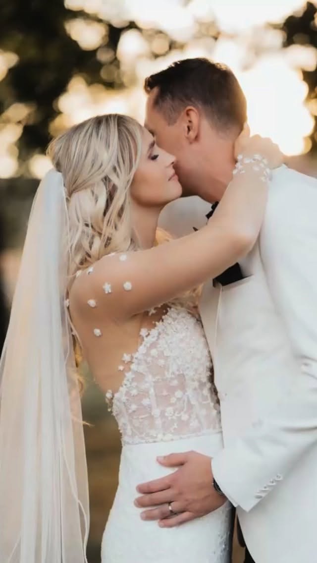 ✨ Wann solltest du deinen Termin für dein Brautstyling buchen?
Am besten frühzeitig!
💫 Idealerweise 8-12 Monate vor deiner Hochzeit, besonders in der Hochsaison.
So sicherst du dir deinen Wunschtermin & genug Zeit für Probetermin und Planung.
💌 Tipp: Sobald dein Hochzeitsdatum steht – frag direkt bei deiner Stylistin an!
#brautstyling #hochzeitsplanung #bridalmakeup #bridalhair #braut2025