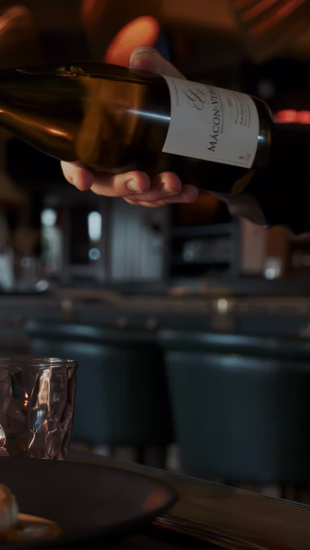 Quand la mer rencontre le vin, tout devient harmonie.
Un plat tout en finesse, un blanc soigneusement choisi, et ce moment suspendu où les saveurs se répondent.
Le plaisir commence ici. ✨🍷🐟