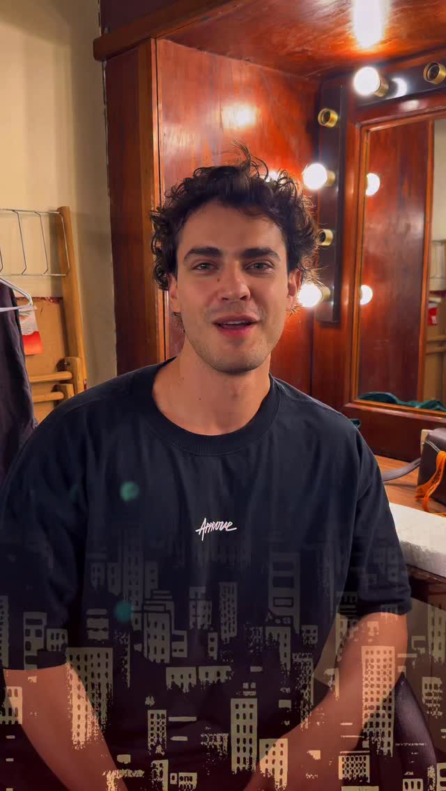 ✨ Ontem encerramos nossa temporada no Teatro Dulcina em grande estilo!
Tivemos a honra de receber o ator @pedroalvesbr , protagonista da série “Vermelho Sangue” (Globoplay), que encerrou esse ciclo com uma participação emocionante no final da sessão.
Gratidão Pedro, por somar com a gente nesse momento tão especial e por celebrar conosco o fim dessa temporada que foi pura entrega, afeto e troca.
💛 Que venham novos encontros, novos caminhos e novas plateias, porque “Limítrofe” segue vivo em cada um de nós.