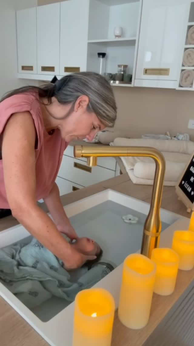 🫧Le Thérapeutique Bain Bébé est un soin d’accueil unique créé par Sonia Krief🫧Plus qu’un simple bain, il offre à bébé une transition en douceur entre la vie intra-utérine et le monde extérieur, dans une eau à température idéale. Ce moment apaise, sécurise et libère les tensions liées à la naissance. Pour les parents, c’est une expérience émouvante et inoubliable. Une idée de cadeau de naissance pleine de douceur et de sens.
#BainBébé #BainDeSonia #ThalassoBainBébé #BainThérapeutique #BainRelaxantBébé #DétenteBébé #BébéApaisé #BébéBienÊtre #BainÉmotionnel #RituelBébé #PremiersMoments #BainDeDétente#TBB