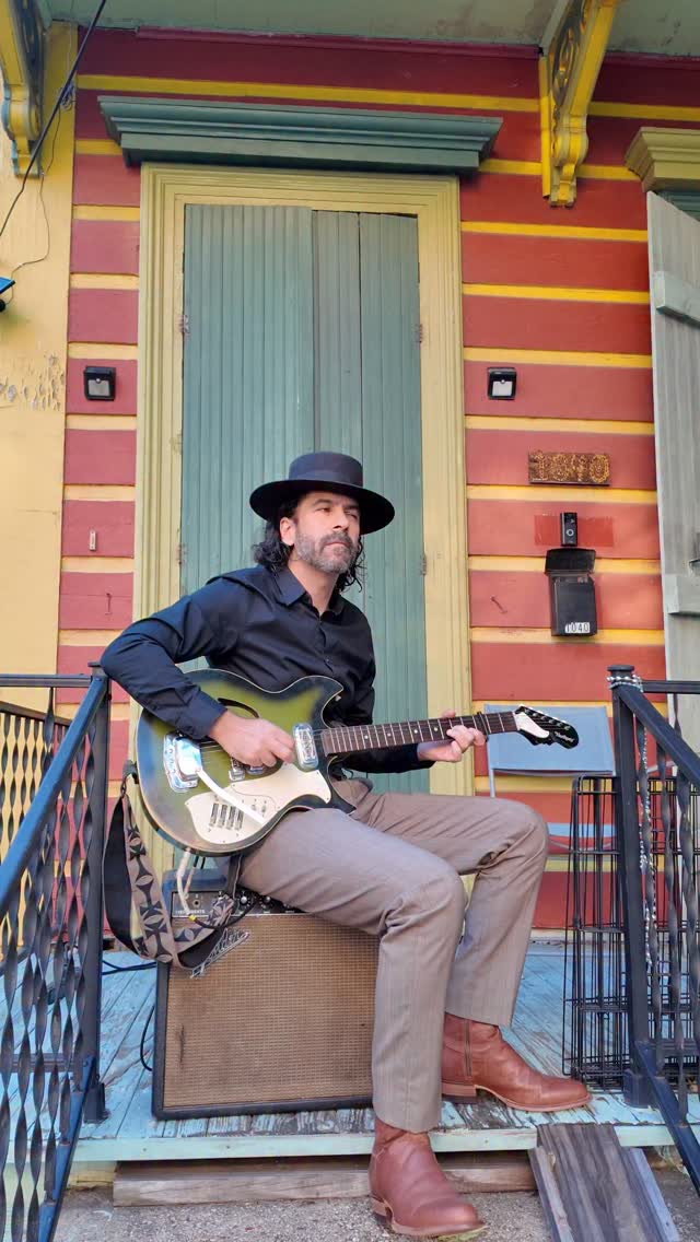 Guitar-ing the melody of my new track “El Chambre”
Link in bio for the full 💥