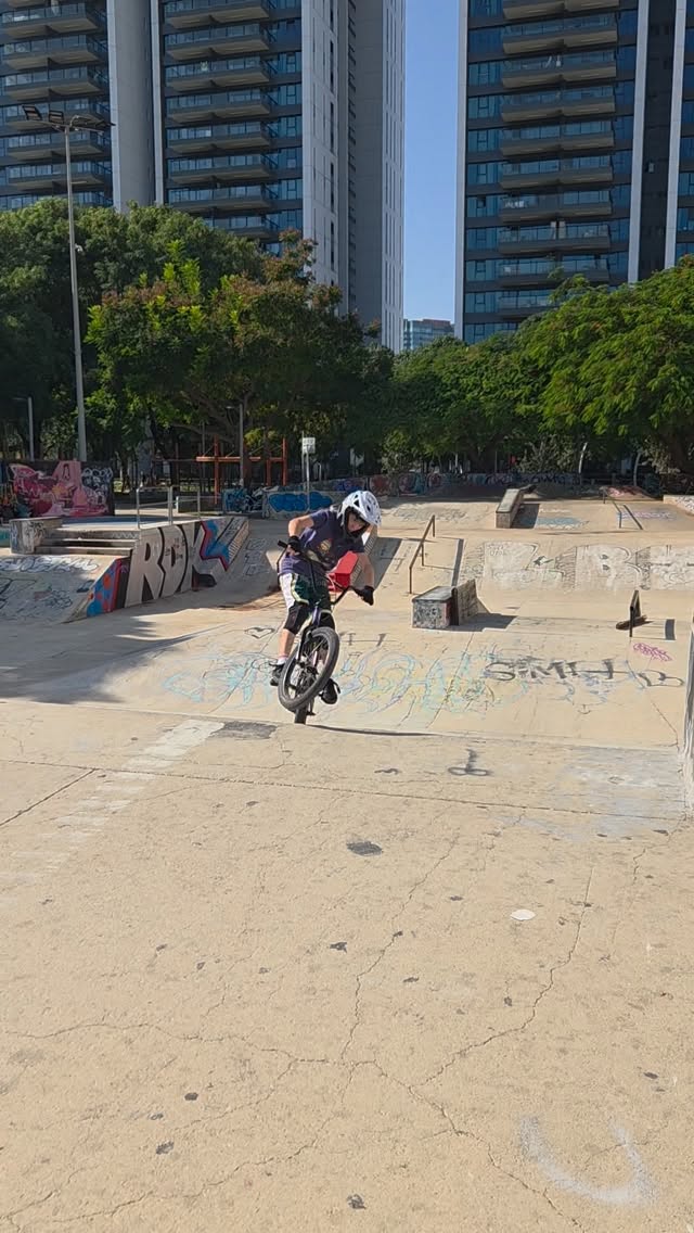 🏆 הצלחה מטורפת: 180! והכל מתחיל כאן! 🚲
היכונו לטריק שמשנה את כללי המשחק: ה-180!
זה הטריק הראשון והכי מגניב שאתם חייבים לדעת כדי להיכנס באמת לעולם ה-BMX.
💥 אז מה זה בעצם 180?
דמיינו שאתם רוכבים קדימה, ופתאום, תוך כדי קפיצה, אתם מבצעים חצי סיבוב מהיר באוויר! נשמע כמו קסם, נכון?
* המטרה: לקפוץ עם האופניים ולסובב את עצמכם בדיוק 180 מעלות (חצי עיגול).
* הסוף המגניב: אתם נוחתים וממשיכים לנסוע לאחור! הנסיעה הזו לאחור נקראת Fakie, וזה סימן היכר של רוכב מקצוען.
📣 עכשיו תורכם!
ראיתם את הרגע שבו ינאי האלוף הצליח לנעול את ה-180 המושלם?
אני יודע בדיוק איך לגרום גם לכם להגיע לשם!
אם אתם רוצים:
* ✅ ללמוד בבטחה את הבסיס של ה-BMX.
* ✅ לפרוץ את המחסום ולהצליח ב-180 ובאני הופ גבוה.
* ✅ לקבל טיפים סודיים לשליטה באופניים
בואו לרכוב איתי! אני מזמין אתכם לשיעור היכרות שבו נתחיל לעבוד על טריקים בסיסיים שיעיפו את הרכיבה שלכם לשלב הבא!
🔗 שלחו לי הודעה עכשיו כדי לתפוס מקום וללמוד לרכוב כמו מקצוענים!
#BMX #מדריךאופניים #israel #israelbmx #telaviv #abbabmx #israelbmxclub #חוגאופניים #nightriderbmxshop #tlv #180