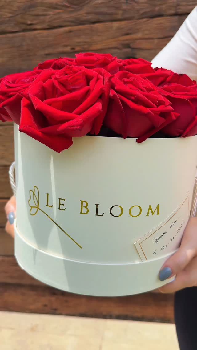 O amor está nos detalhes…
Ouvir o que a sua futura esposa deseja no grande dia do casamento de vocês e buscar realizar esse desejo. ❤️
Escrever uma mensagem de todo o coração, e contar com uma ajuda extra para criar um cartão personalizado com a foto de vocês. 🪄
O amor está nos detalhes, detalhes do dia a dia, detalhes de cada escolha, detalhes da montagem, detalhes.. e aqui na Le Bloom os detalhes são essenciais para nós! ✨
Se você também quer surpreender quem você ama, conte com a gente, estamos prontas para ajudar nessa missão. 🤍🥹
| Le Bloom, amor em momentos especiais.
| noivos @maygrosselli & @leogargan
| imagens @akara.lab
| espaço @dayzani
| assessoria @unidue.assessoria