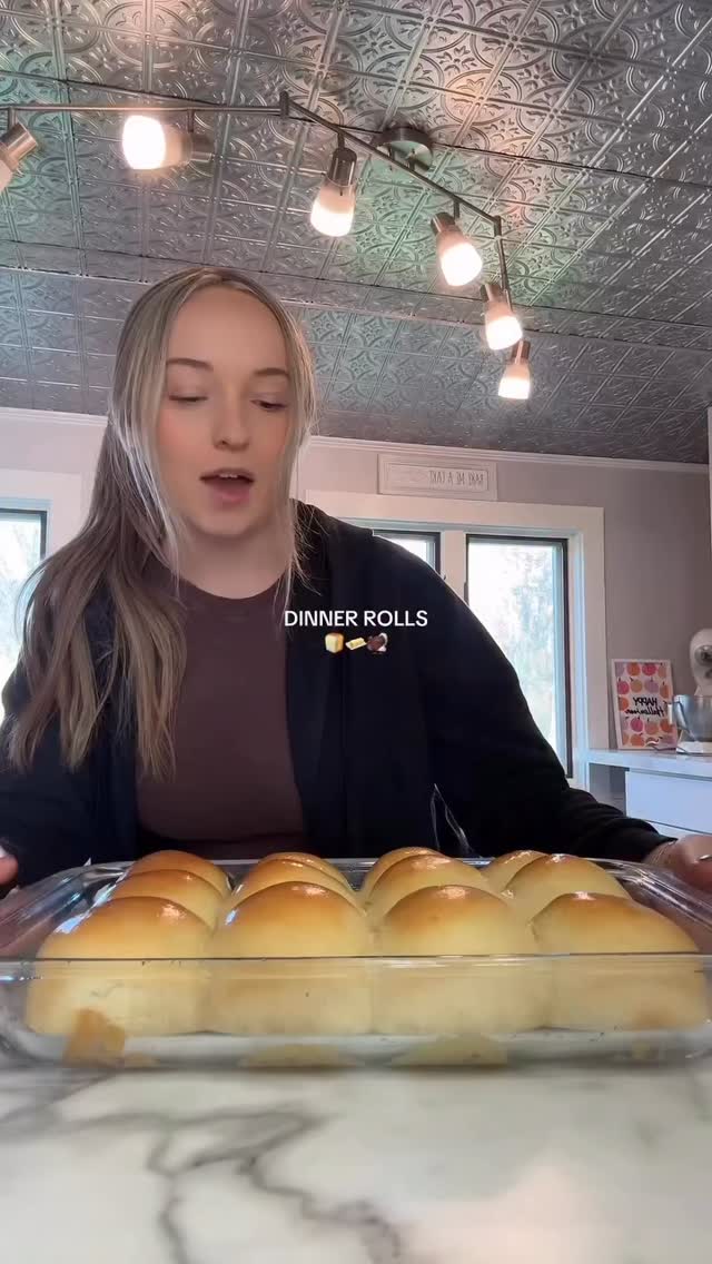 The softest homemade dinner rolls to bring to Thanksgiving 😋
1 cup warm milk (110 degrees F)
2 1/2 tsp active dry yeast
2 tbs sugar
4 tbs melted butter (unsalted)
1 egg
1 tsp salt
3- 3 1/2 cups all purpose flour
375 for 15 min
Remix @reviskitchenn
#recipe #easyrecipe #baking #thanksgiving #dinnerrolls