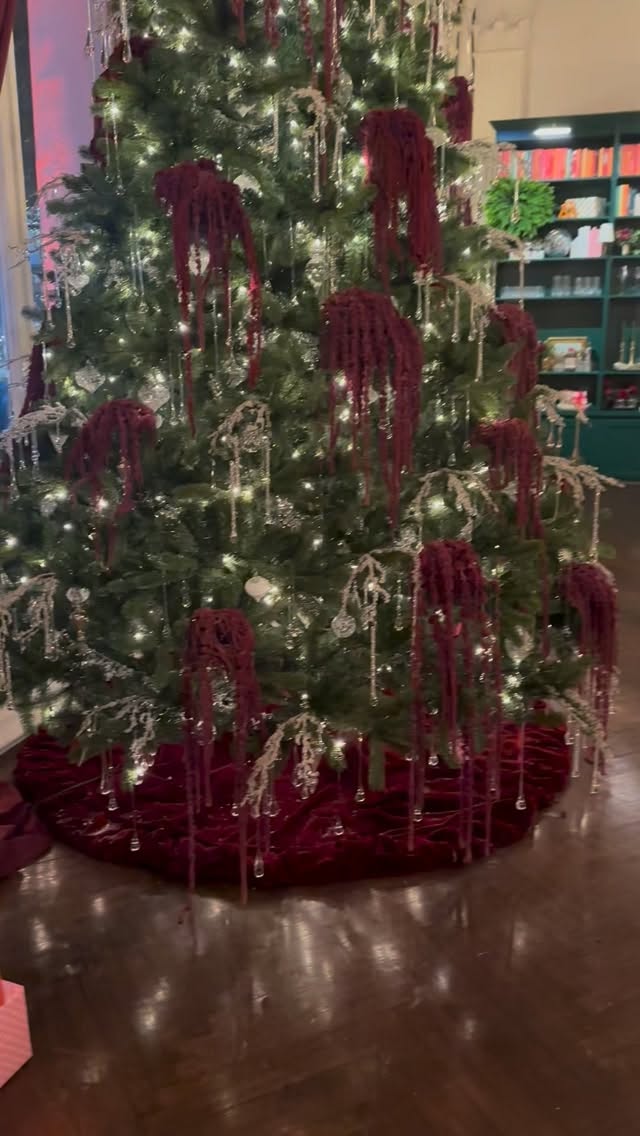 Honey, I’m home….
Amazon’s home for the holidays with @hydrojug and @maisonmargiela
All the townhouse rooms were decked out!
Engravings were done during the event with that Amazon Prime- quick delivery to guests afterwards