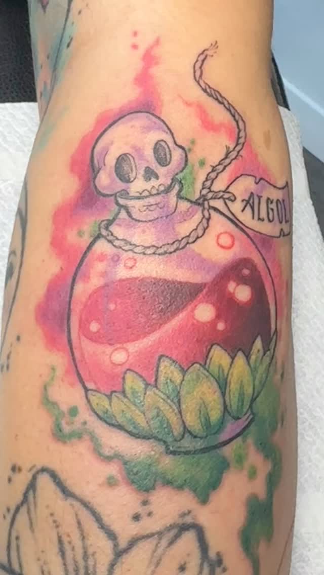 Une petite fiole poison en #freehand
#tattoo #laval #mayenne #tatouage #alinedelollipop #lavaltattoo