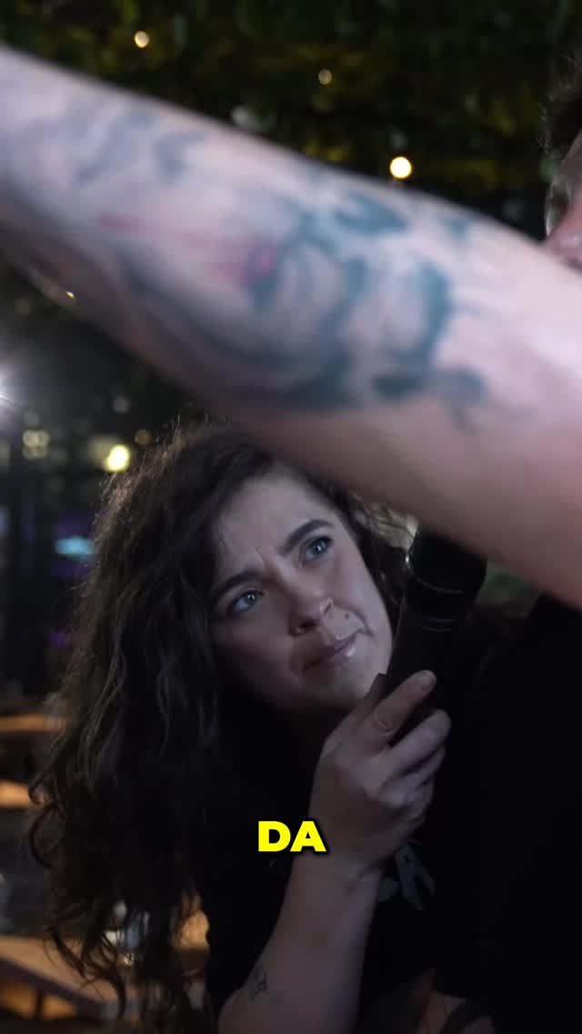 🔥 „Mamă… sunt tatuator, frate!” – Ediția 2 din HATERS continuă tare.
A fi tatuator nu înseamnă doar să ții o mașină în mână.
Nu înseamnă să bagi tuș în piele și gata – „am făcut un tatuaj”.
Oricine poate face asta. Dar nu oricine e artist.
În episodul 2, Alexandra Blănaru și Sabin Alioșa ating unul dintre subiectele cele mai sensibile din industrie:
🎨 Tatuator vs. Artist Tatuator
„Arată-mi o pictură. Arată-mi caietul tău de schițe. Arată-mi ce-ai studiat. Arată-mi arta ta.”
Pentru că tatuajul nu e doar execuție – e tehnica prin care aplici arta pe care o creezi.
Și da, ca artist ai nevoie de TOT:
🧠 un pic de psihologie
🫂 empatie
💬 comunicare
👁️ înțelegerea naturii umane
🎭 trăiri
✨ viziune
„E un melanj de cunoștințe. E o școală. E viață. Arta e viață.”
Dacă vrei să înțelegi cu adevărat diferența dintre „fac tatuaje” și „creez artă pe piele”, episodul ăsta e esențial.
🎥 HATERS – Ediția 2 e online pe YouTube & tat-too.tv
#HatersPodcast #Episodul2 #TattooArt #ArtistNuTatuator #AlexandraBlănaru #SabinAliosa #ArtaEViață #TattooIndustry #RealTalk