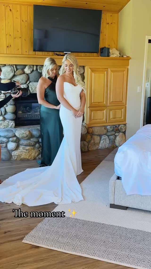 The moments makeup artists live for ✨
#bts #bridalmakeupartist #allthefeels #beautifulbride #bridalbeauty #crystalbellbeauty #destinationwedding #destinationmakeupartist #travelingmakeupartist #onlocationbeauty