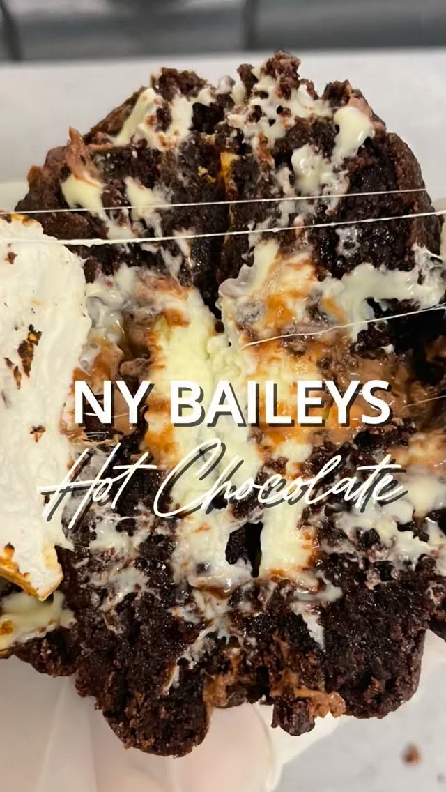 Think a spiked creamy hot chocolate with Melted marshmallow on top 😩
BAILEYS HOT CHOCOLATE - A baileys lovers dream!
A double chocolate Baileys dough, filled with white chocolate baileys ganache, and topped with a toasted marshmallow !
link in the bio for Xmas delivery!
