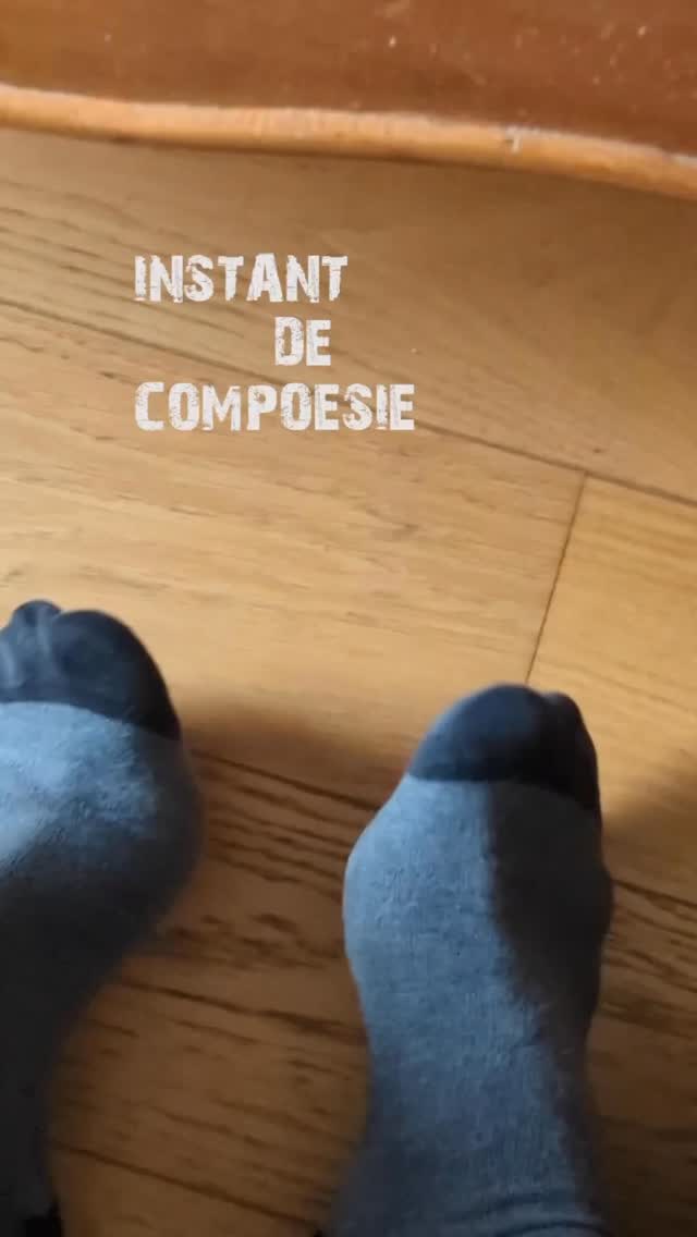 COMPOÉSIE 🔥 Un jour en suspens à Toulouse.
Entre deux scènes, deux silences, deux fragments.
Joshua lâche une compoésie,
guidé par une muse féline qui rôde dans l’ombre.
Une minute cinquante volée au chaos,
un éclair planté au milieu du repos.
“On crache le morceau comme un volcan la lave,
On reconnecte les neurones pour libérer les esclaves...”
Les mots cognent, les sons dérapent,
le réel vacille, puis respire.
Retour au brut, au tactile, à l’organique,
là où le vivant prend le dessus sur le numérique. #musique #prose #composition #rap #hiphop #toulouse #poesie #ecriture #creation