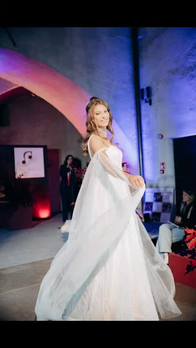 Einige Eindrücke von der MarryMe @marry_me_festival am vergangenen Sonntag!
Modells:
@ida.roncat
@heisssophia
@andi._wie
Fotografin: @stephanieveronesi.photography
Makeup ans hair: @makebellastella @salon.creativ.bz
jewelry: @gemart_jewelry
Blumen: @mg_decoration_by_maya_gruber
@maretsch_mareccio