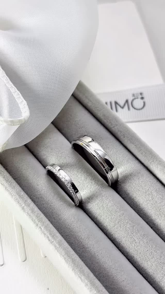 แหวนแต่งงานสไตล์เรียบๆ เน้นใส่ในชีวิตประจำวัน คู่นี้ลูกค้าเลือกเป็นแหวนเกลี้ยง และแหวนเพชรแถว ในดีไซน์ที่ Match กันแบบลงตัวครับ • 18K White Gold ✨💍
.
Budget : 4x,xxx THB +/-
.
ลูกค้าที่สนใจแวะมาชมสินค้า รบกวนนัดหมายล่วงหน้าก่อนนิดนึงนะครับ ☺️
.
ตัวเรือนทองแท้18K พร้อมเพชรใบเซอร์ GIA สำหรับขนาด 0.18 กะรัตขึ้นไปทุกเม็ด
.
หน้าร้านใกล้ BTS เพลินจิต พร้อมบริการหลังการขายทุกเรื่อง ดูแลลูกค้ามาแล้วกว่าสองพันคู่ ชมรีวิวจากลูกค้าได้ที่ >> https://www.minimojewelry.com/testimonial
.
ดูแบบแหวนทั้งหมดได้ที่ —> https://www.minimojewelry.com/weddingringsdesign
.
** แถมฟรี เลเซอร์สลักชื่อ เลือก Font ที่ชอบได้
** พร้อมกล่องแหวนสวยๆสำหรับเข้าพิธี
.
💎 Inbox: m.me/minimo.jewelry
💎 Line: @minimo.jewelry (มี @)
💎 Web: http://minimojewelry.com
💎 Call: 092-456-9509
.
** เนื่องจากงานของทางร้านเป็นงานสั่งทำตามความต้องการของลูกค้า ราคาจึงอาจมีการปรับเปลี่ยนตามดีไซน์ สเปคเพชร ไซส์แหวน และราคาทอง/เพชร ในแต่ละช่วงเวลาครับ
.
#minimojewelry #แหวนคู่ #แหวนแต่งงาน #แหวนเพชร #แหวนหมั้น #diamond #diamondring #แหวนเพชรแท้ #เพชรGIA #engagementring #ทองแท้ #เพชรแท้ #weddingring #เพชรแท้ราคาโรงงาน #แหวนเพชรGIA #weddingring #แหวนชู #แหวนหมั้น #ring #ใบเซอร์gia #เพชรน้ำ100 #งานแต่งงาน #เซอร์ไพรส์ขอแต่งงาน #ขอแต่งงาน #ແຫວນແຕ່ງງານ #ງານແຕ່ງດອງ #ຮ້ານເພັດ #ແຫວນແຕ່ງດອງ