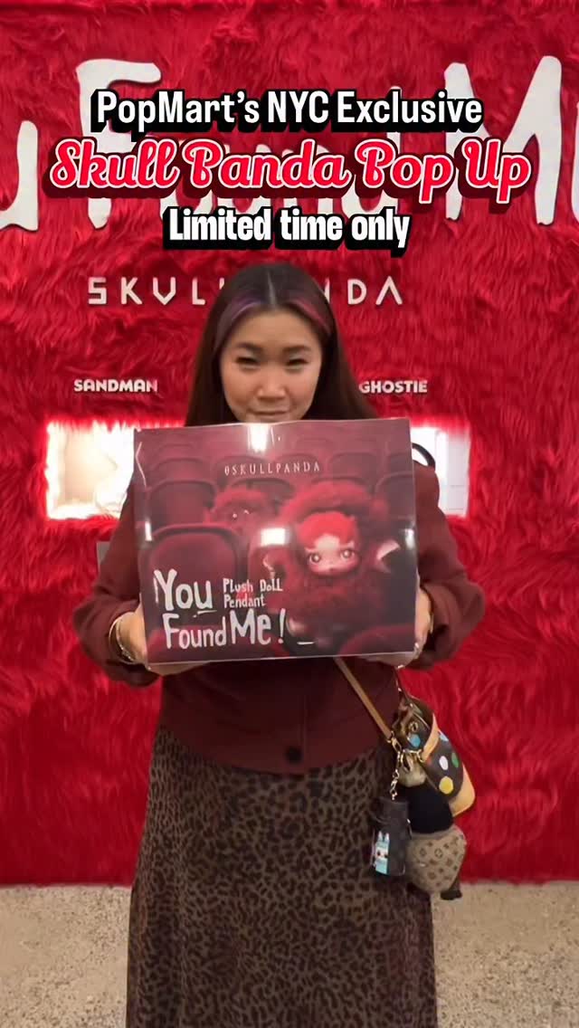 Pop inside the SKULLPANDA universe 👀🖤
The YOU FOUND ME pop up brings those scruffy, strange, oddly-comforting “monsters” to life through photo rooms made just for content:
✨ Pranky Peanut — bright, cheeky chaos
🍽️ Chomp’s Diner — sit with Chomp while it “snacks” on your fears
🌌 Darkness Room — cosmic, glittery, and a little unreal
Don’t miss the YOU FOUND ME wall, fuzzy corners, and all the plush-meets-imagination moments hidden throughout the space.
Exclusive to the NYC pop-up:
🖤 SKULLPANDA x Wednesday Addams – Classic Dress Version (available first here, limited daily)
Plus the full YOU FOUND ME series + jewelry + POP MART blind boxes.
📍 430 7th Ave
⏰ Sun–Wed 10–7, Thu–Sat 10–9
🏷️ @popmart_us #SKULLPANDAPOPUPNYC #YouFoundMe #POPUPinNYC
#POPMART #popupgirlsnyc
Limited run — step inside while you can.