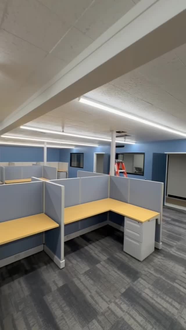 Office suite level-up complete! We installed 34 cubicles, 2 conference areas, and a training room using a unique mix of new and pre-owned furniture. That’s how we deliver big results on a smart budget. 👉 Need a full-service furniture partner? We liquidate, we sell, we install. #OfficeRenovation #FurnitureInstall #CommercialDesign #CostEffectiveOffice #OfficeUpgrade