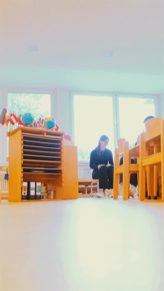 In mehreren Videos stellt das @msi_bw Fragen an Freiwilligendienstleistende in Baden-Württemberg. Mit dabei sind zwei FSJler aus @tc_dettingen . @nils1947 und @nicls.shr geben Einblicke in das FSJ im Sport in Schule und Verein in dem Horber Tennisclub, der seit über 10 Jahren mit dem FSJ gute Erfahrungen gemacht hat und den jungen Menschen Einblicke in die Vereins- und Trainingsarbeit ermöglicht. Weitere Videos dazu findest du in Highlights und beim msi. #fsj #Sportverein #tennis #tennisistteam #wtbtennis #wlsb #lsvbw