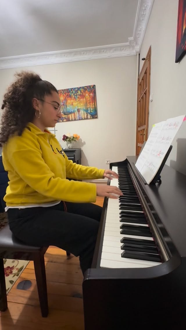 Royal Akademi 5.Aşama öğrencimiz Alya Eser’den küçük bir anı sizlere bırakıyoruz🌼💛🥰🎶