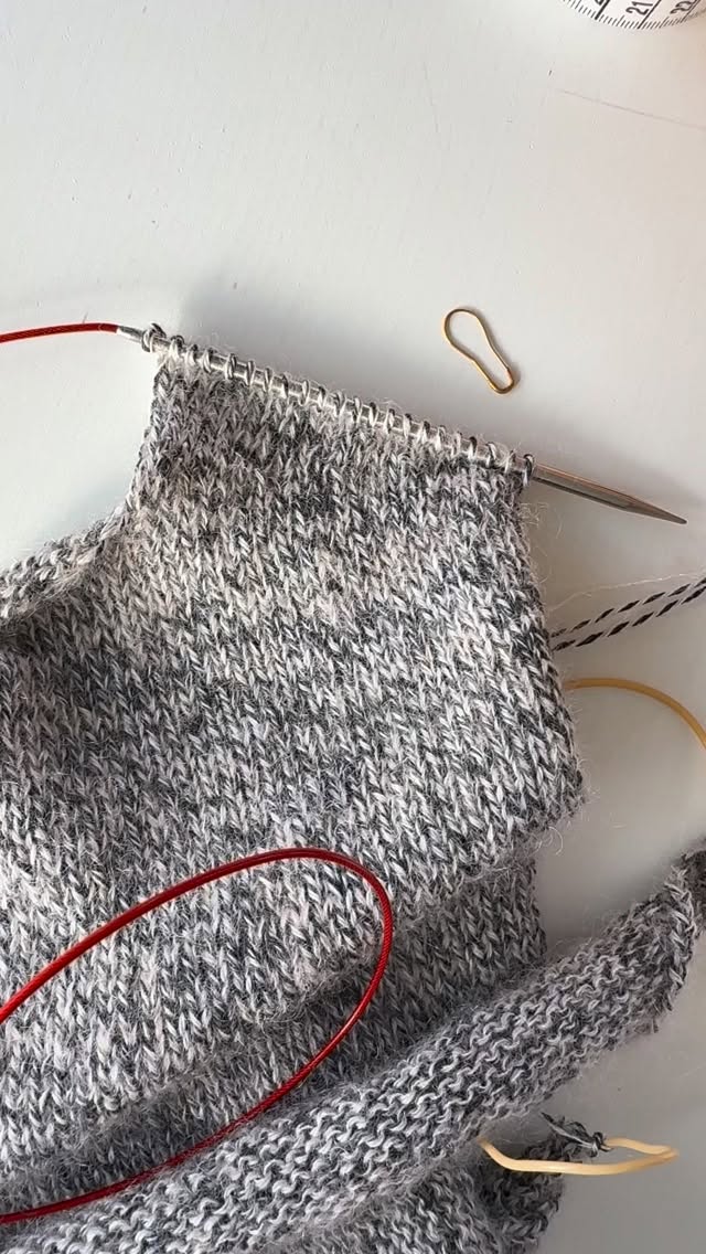 ❤️ RANG RACCOURCI À L’ALLEMANDE ❤️
1 .On tricote jusqu’à l’endroit indiqué sur le patron. Puis on tourne son tricot.
Et on replace la dernière maille tricotée de l’aiguille gauche à l’aiguille droite. Puis on tire sur cette maille en passant les fils de l’avant vers l’arrière de l’aiguille pour laisser apparaître les deux brins du rang précédent. C’est « la maille double ».
2 .Au rang de retour on tricote comme indiqué jusqu’à la maille double. Et on tricote la maille double en prenant bien les deux brins de la maille. Puis on continue comme indiqué dans le patron.
3 .Et voilà ✌🏽
Fils . @yarnbysimone
.
.
#atelieremilie #ateliermiliedesigns
#knitting #knitweardesigner #mohairaddict
#tricotété #summerknitting knit knitting knitter
#tricot #strikk tricot #jeportecequejetricote tuto #tutotricot