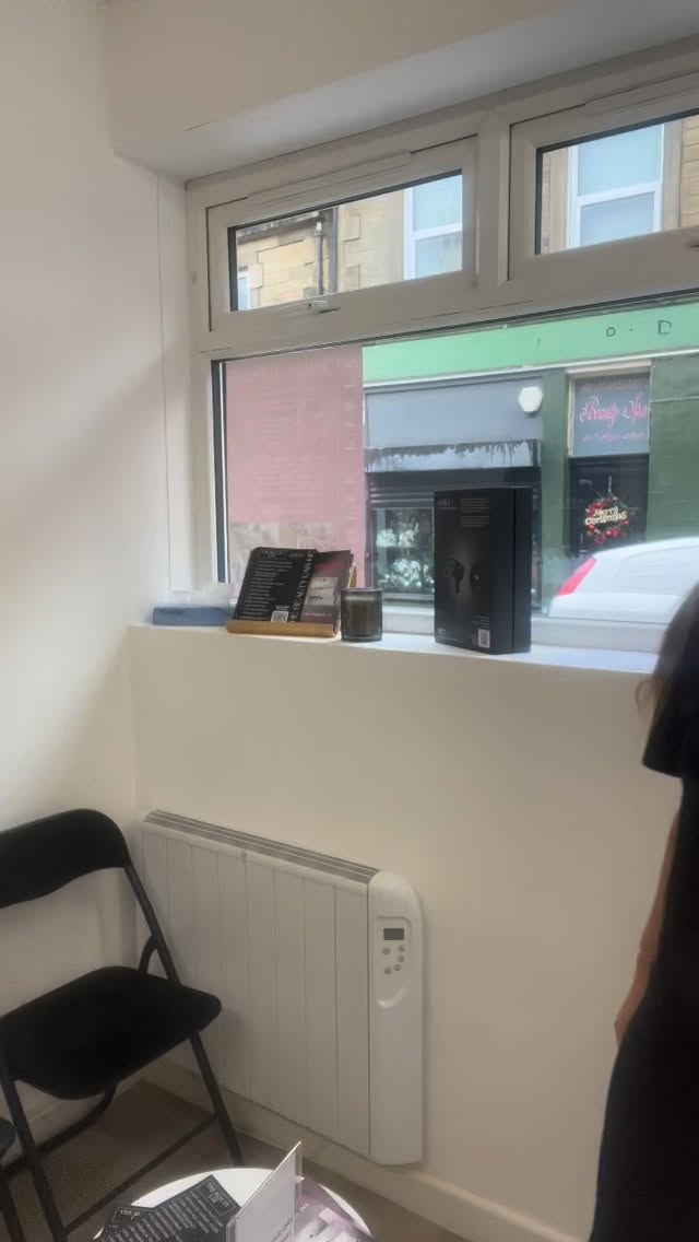 Fit me in too 🤍🙏🏻 #felling #thebeautylabne #thebeautylabnortheast #lasheslasheslashes #lashextensions #russianvolumelashes