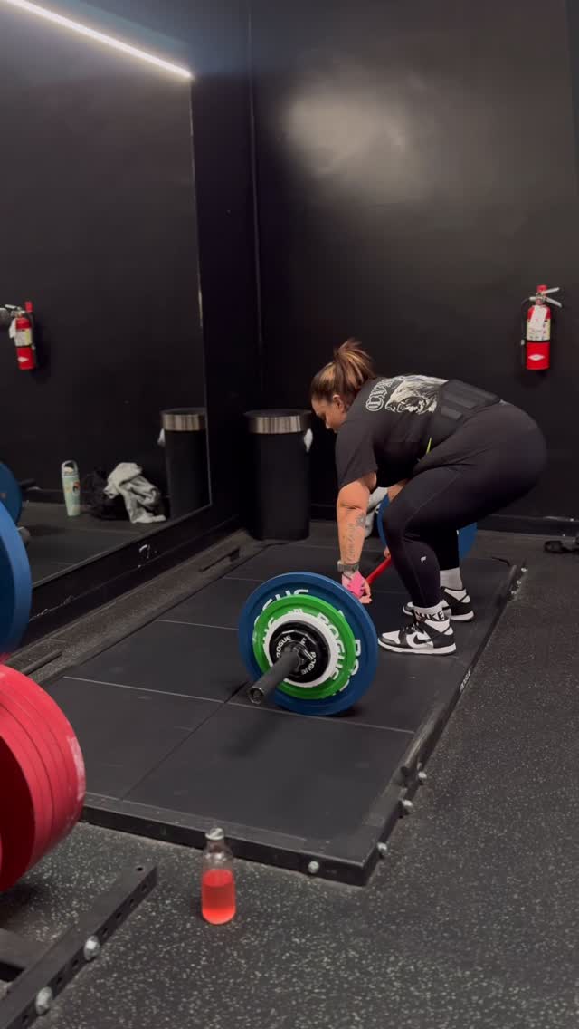 More strong women to brag about! Hereâs Karissa hitting a 220lb deadlift đȘđȘ @miss_karissa89