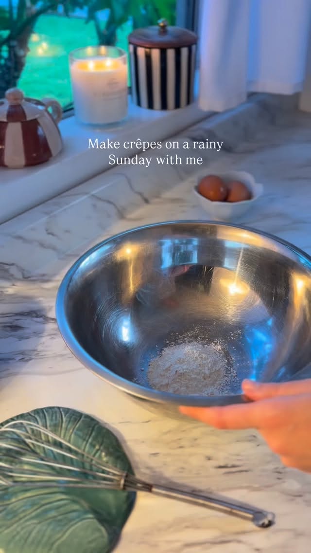 Save this recipe for a cosy day 💛
There’s something magical about a rainy Sunday in LA… it instantly transports me back to France.
Here is a quick and simple recipe I love, and you can make it in any pan :
• 2 cups flour
• 2 eggs
• 2 cups milk
• 3 tbsp melted butter
• 2 tsp brown sugar (or any sugar)
• A pinch of salt
• A splash of orange blossom water or vanilla extract
• Optional: a little splash cognac or rum if you have some at home 🤭
Tips:
To avoid lumps, whisk your batter slowly and in stages.
Start by mixing the eggs with the flour, then add the milk little by little while whisking constantly, this keeps the batter smooth and silky 👌
#crepes #frenchcrepes #frenchgirl #frenchgirlinla #frenchfood #breakfastideas #rainysunday #cosyvibes #easyrecipes #homerecipes #breakfastathome #brunchathome #foodreels #aestheticreels #californialife #losangelesfoodie #frenchcooking #fromfrancewithlove #suzettela #crepecart