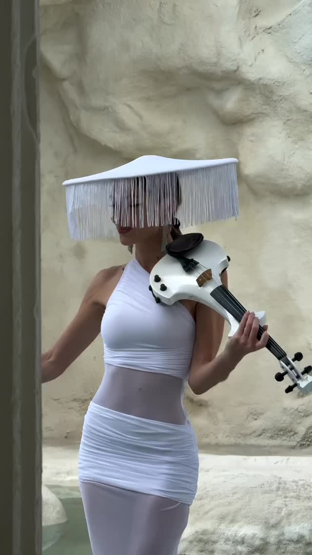 @sofiaa_vio playing her Bridge Aquila Electric Violin 🎻 🤍
Lana Del Rey - Chemtrails Over The Country Club
Location @baliartsdistrict ✨
.
.
.
#lanadelrey #viral #bali #violinist #fyp #wedding #vacation #bridgeviolins #bridgeaquila #electricviolin #electricviolinist