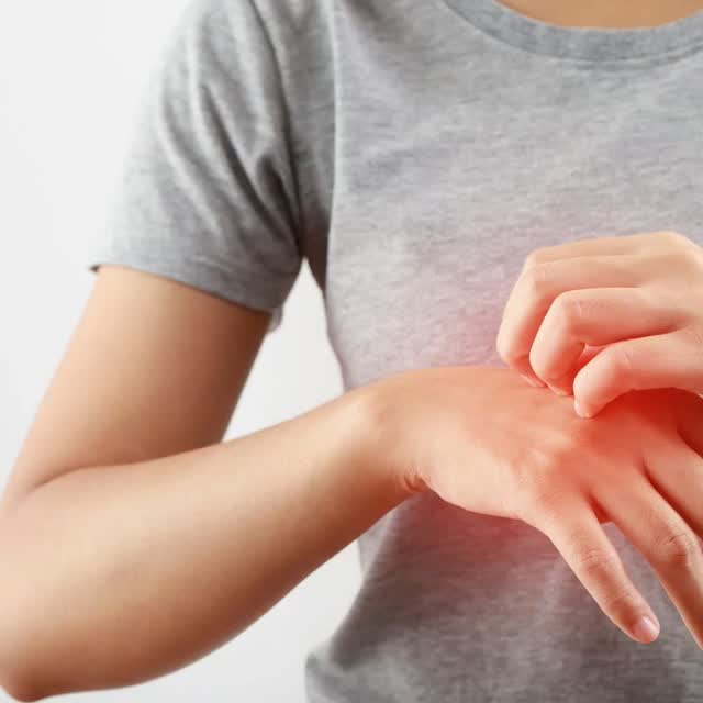 🤧 Allergiya əlamətləri sizi narahat edirsə, səbəbini dəqiq müəyyən etmək ən vacib addımdır.
Şəfa MDM laboratoriya klinikasında həm Qida paneli, həm də Tənəffüs paneli üzrə geniş allergiya testləri həyata keçirilir.
⚠️ Nə zaman allergiya testinə ehtiyac var?
✔ Tez-tez burun axması və tıxanıqlıq
✔ Dəri səpkiləri və qaşınma
✔ Qida qəbulundan sonra narahatlıq
✔ Göz yanması və sulanma
✔ Mövsümi öskürək və nəfəs darlığı
Allergiyanın səbəbini tapmaq — düzgün müalicənin ilk addımıdır.
📍Yasamal, H. Zərdabi 84/86
☎️ 055 448 38 11/12/13
🌐 www.hid.az | www.shafa.az
Şəfa MDM – sağlamlığınız üçün etibarlı seçim!
#allergiya #allergiyatesti #qidapaneli #tənəffüspaneli #ŞəfaMDM #laboratoriya #saglamliq #saglamyasam #burunaxması #dəriqaşınması
