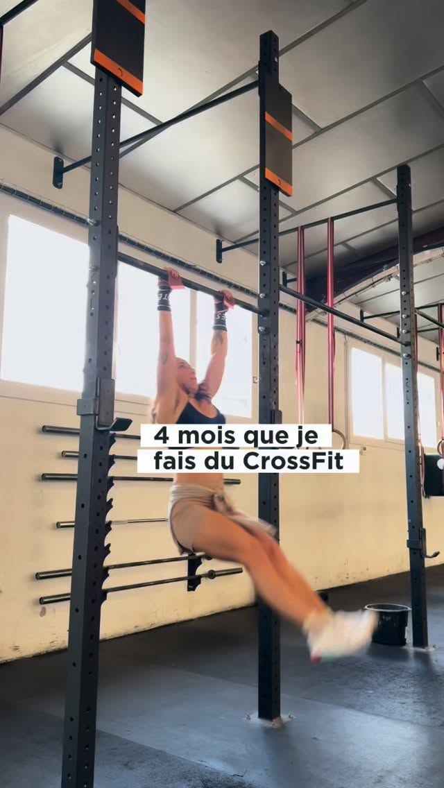 Évidemment, il y a toujours des points techniques à améliorer sur les kipping pull-ups : le timing, la coordination, la phase hollow/arch…
Mais avant tout ça, il faut regarder la force.
Et sur la force, voici exactement ce qu’il y a à travailler dès maintenant pour progresser plus vite :
⸻
1️⃣ Les tractions strictes
La base.
Plus votre tirage strict est solide, plus le kipping devient facile à contrôler et moins vous compensez.
C’est le meilleur indicateur de votre capacité à progresser alors manger plein de tractions strict 🤣🤣
⸻
2️⃣ Le rowing unilatéral lourd
Indispensable pour équilibrer vos côtés.
Un seul côté qui décroche = un kipping instable et irrégulier.
Le travail unilatéral corrige ça et renforce la stabilité de l’épaule.
⸻
3️⃣ Les biceps curls à la barre
Ici, ce n’est pas de l’esthétique :
c’est renforcer la flexion du coude, un facteur clé pour avoir un tirage efficace et économique sur les séries.
⸻
En clair :
Vous pouvez déjà intégrer ces trois exercices aujourd’hui, même à faible charge.
Et si vous les faites régulièrement, votre progression sur les kipping pull-ups sera beaucoup plus rapide, plus propre et plus maîtrisée.