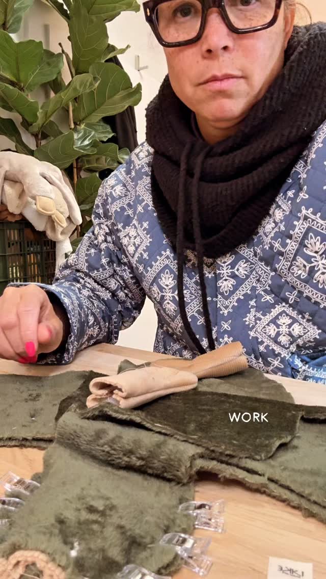 Tussen de Lulu’s en alle nieuwe zachte vriendjes!
Dat is precies waar Studio IKKE voor mij begint: een plek waar alles met de hand groeit, stukje voor stukje. Stoffen, kleuren, ideeën… en heel veel knuffels die wachten op een nieuw huis.
Hier bouw ik verder aan onze wereld vol zachtheid, eenvoud en kleine gelukjes — voor kleintjes én voor iedereen die van warme, handgemaakte dingen houdt.
Studio IKKE groeit. En jij groeit gezellig met ons mee.
#studioikke #handmade #kidslifestyle #lulu #softtoys #dutchdesign #slowmade #mompreneur #handgemaaktecadeaus #speelswonen #babyroomdecor #kinderenstijl #gemaaktmetliefde #uniek #cadeautip #shoplocal #smallbusinessnl #studioikkedesign #kidsessentials #pluchevriendjes #luluandconfetti